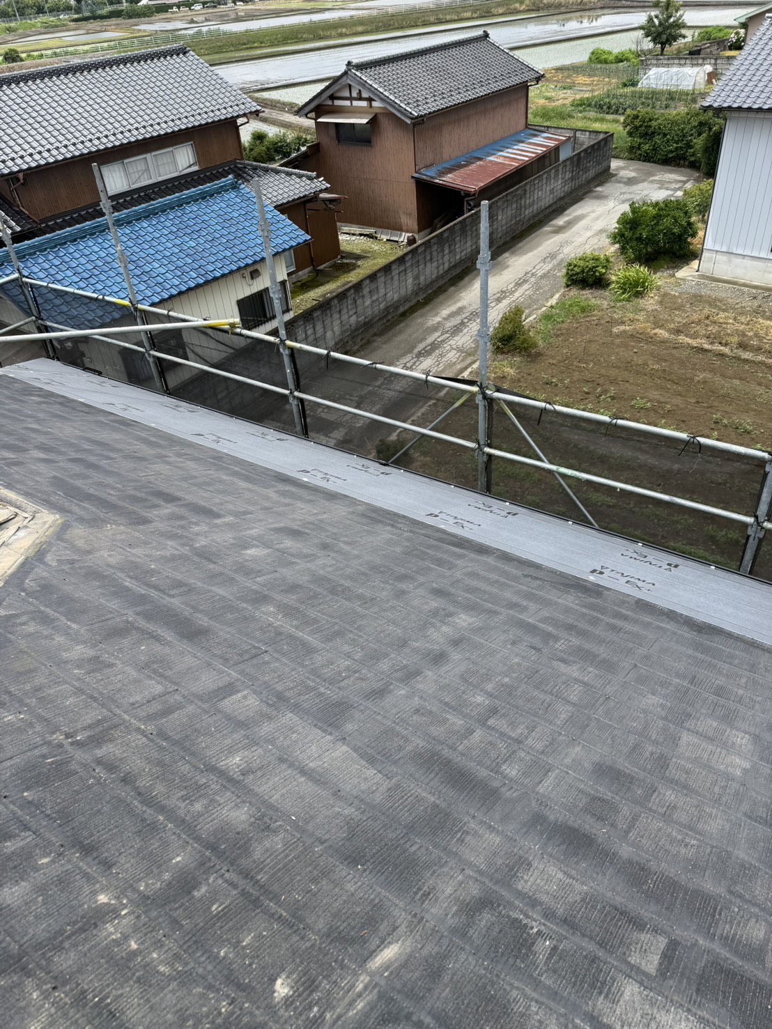 太田市で屋根カバー工事が始まりました!スレート屋根にスーパーガルテクトを施工します